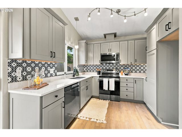 573 S 41ST Pl, Springfield, OR 97478