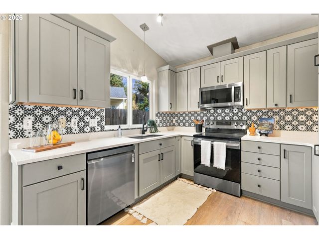 573 S 41ST Pl, Springfield, OR 97478