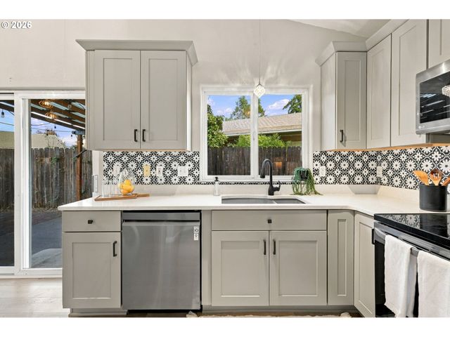 573 S 41ST Pl, Springfield, OR 97478