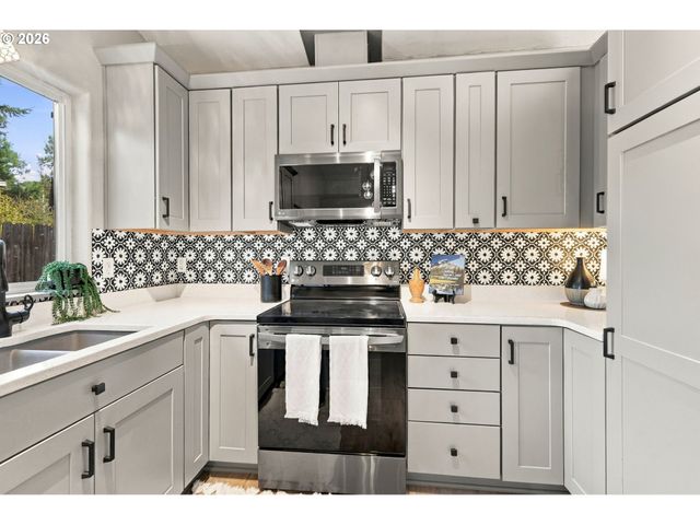 573 S 41ST Pl, Springfield, OR 97478