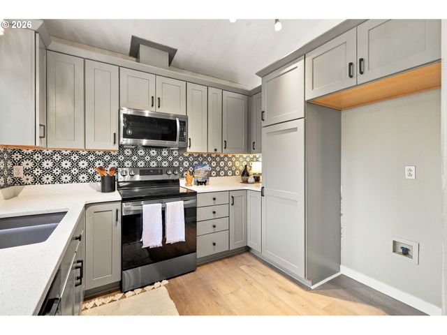 573 S 41ST Pl, Springfield, OR 97478
