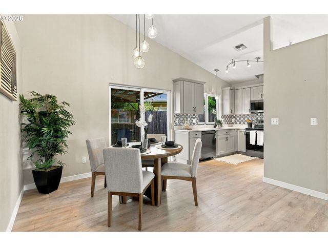 573 S 41ST Pl, Springfield, OR 97478