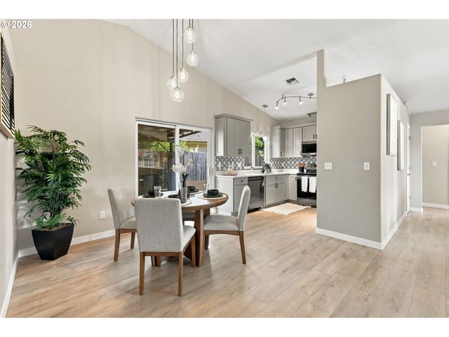 573 S 41ST Pl, Springfield, OR 97478