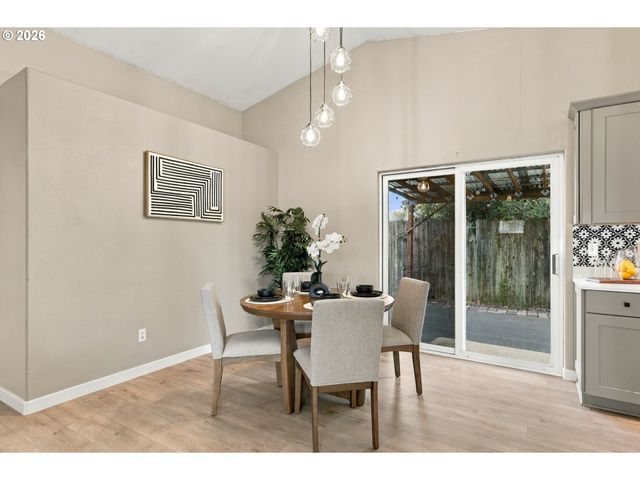 573 S 41ST Pl, Springfield, OR 97478