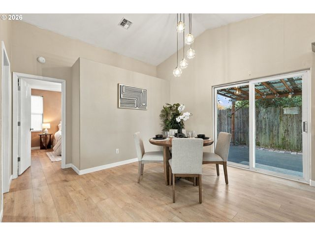 573 S 41ST Pl, Springfield, OR 97478
