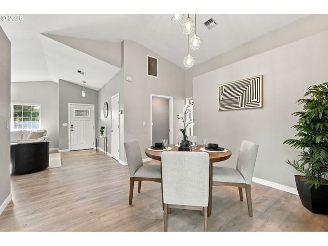 573 S 41ST Pl, Springfield, OR 97478