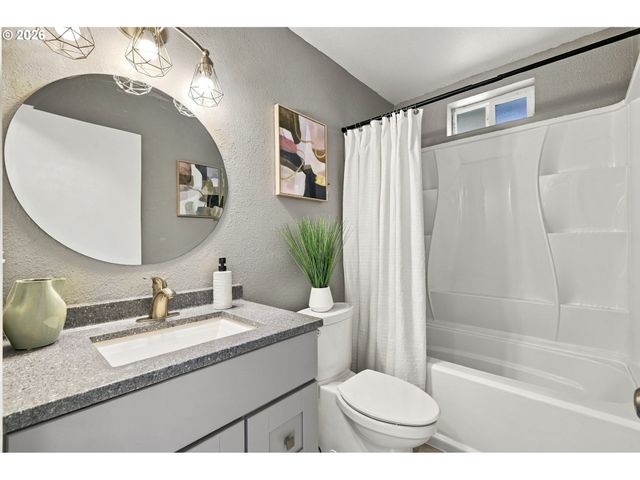573 S 41ST Pl, Springfield, OR 97478
