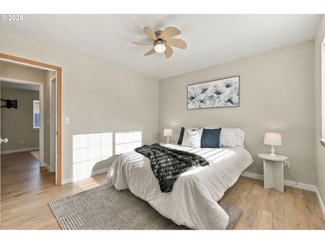 573 S 41ST Pl, Springfield, OR 97478