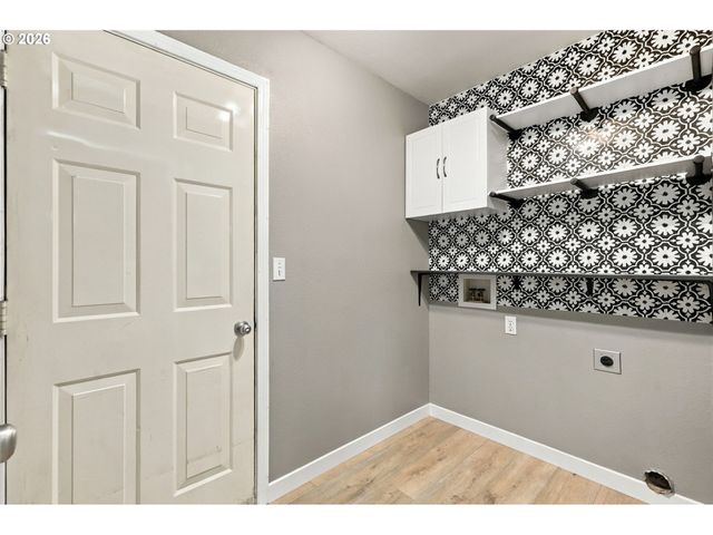 573 S 41ST Pl, Springfield, OR 97478