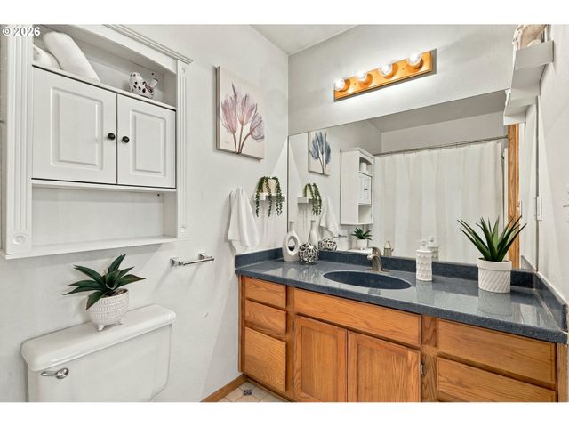 573 S 41ST Pl, Springfield, OR 97478