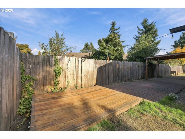 573 S 41ST Pl, Springfield, OR 97478
