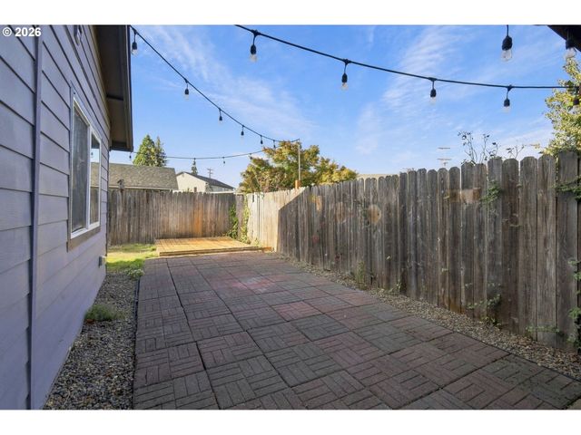 573 S 41ST Pl, Springfield, OR 97478