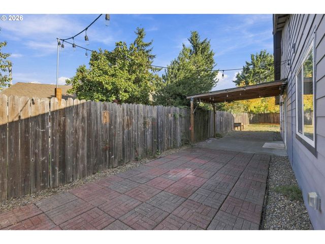 573 S 41ST Pl, Springfield, OR 97478