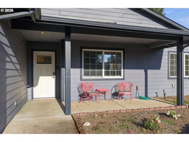 573 S 41ST Pl, Springfield, OR 97478