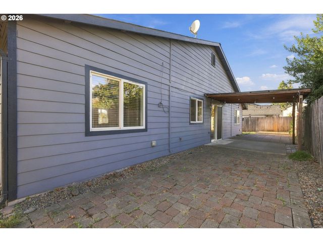 573 S 41ST Pl, Springfield, OR 97478