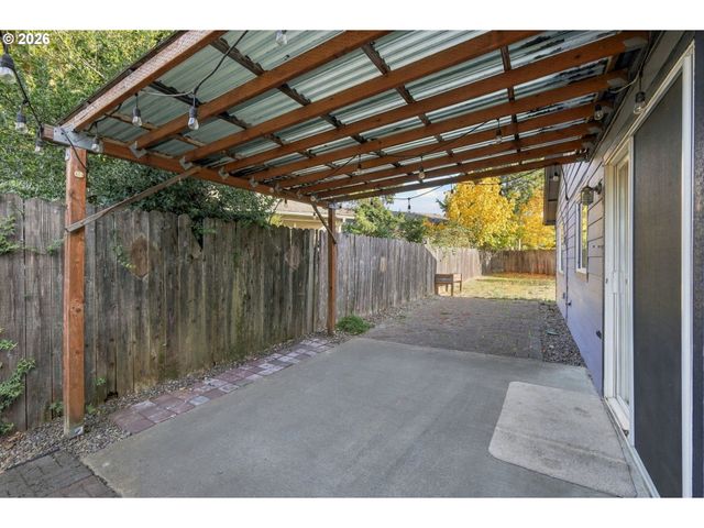 573 S 41ST Pl, Springfield, OR 97478