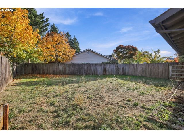 573 S 41ST Pl, Springfield, OR 97478