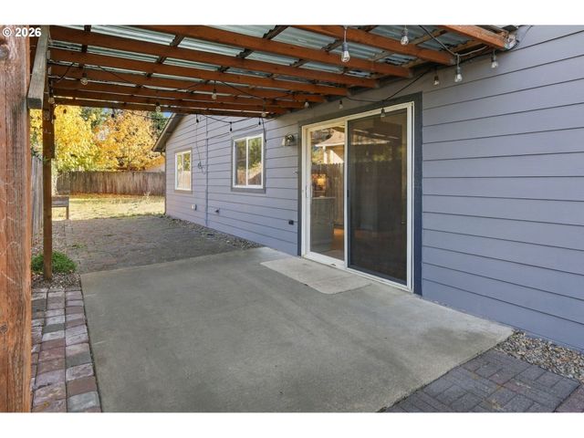 573 S 41ST Pl, Springfield, OR 97478