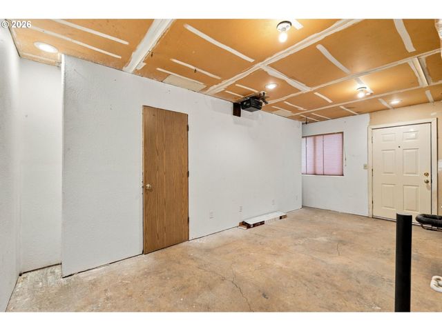 573 S 41ST Pl, Springfield, OR 97478