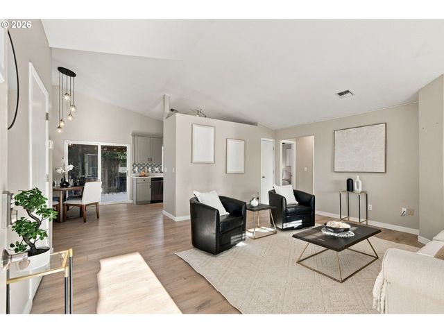 573 S 41ST Pl, Springfield, OR 97478