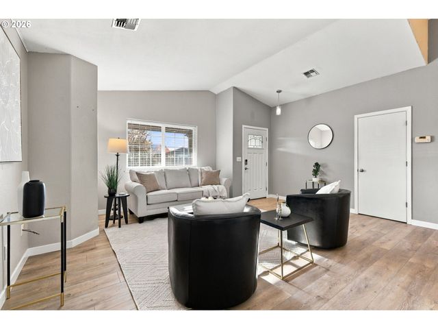 573 S 41ST Pl, Springfield, OR 97478