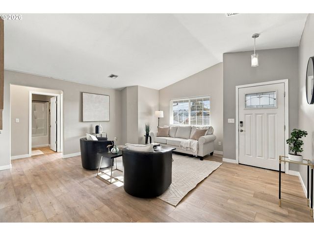 573 S 41ST Pl, Springfield, OR 97478
