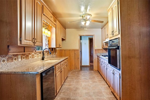 201 Crest Ridge Drive, Lakeside, TX 76108