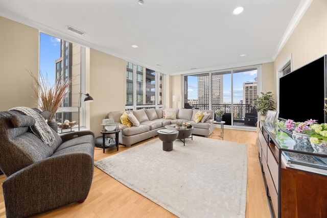 10 E Delaware Street 27E, Chicago, IL 60611