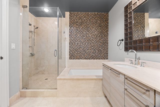 10 E Delaware Street 27E, Chicago, IL 60611