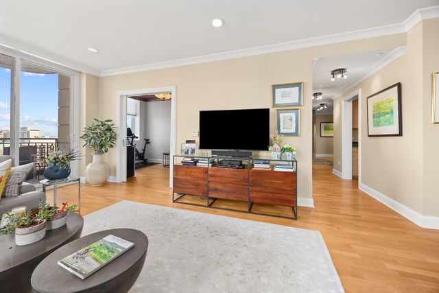 10 E Delaware Street 27E, Chicago, IL 60611