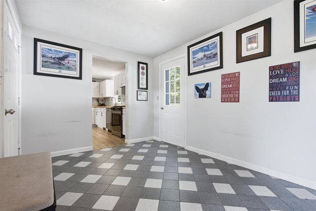 29 Chase Brook Circle, Litchfield, NH 03052