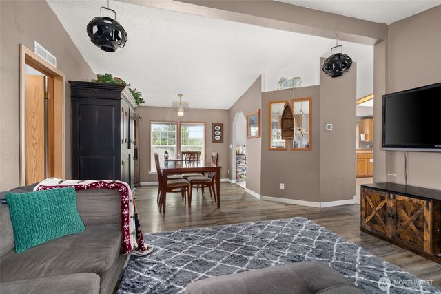 323 Twin Oaks Road, Chehalis, WA 98532