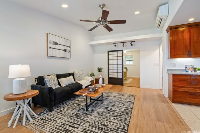 1812 Makuakane Street, Honolulu, HI 96817