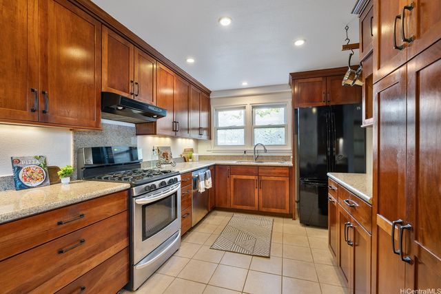 1812 Makuakane Street, Honolulu, HI 96817