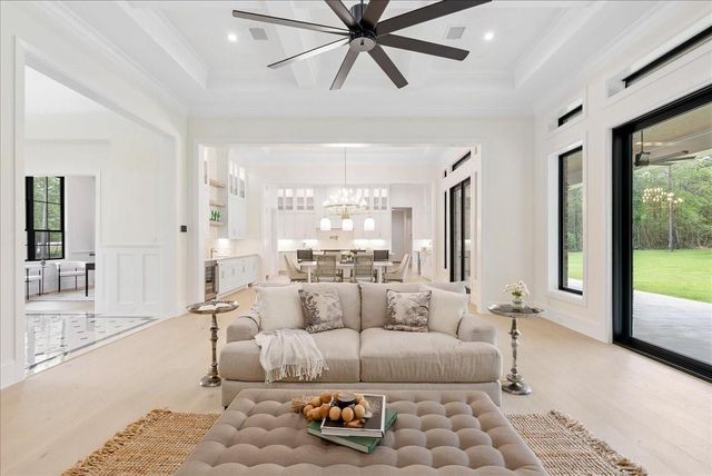 26041 Crown Ranch Boulevard, Montgomery, TX 77316