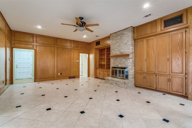 2818 N Creekwood Drive, Grapevine, TX 76051