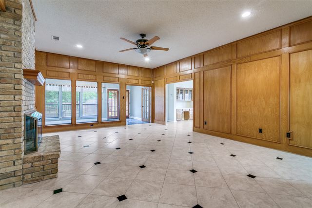 2818 N Creekwood Drive, Grapevine, TX 76051