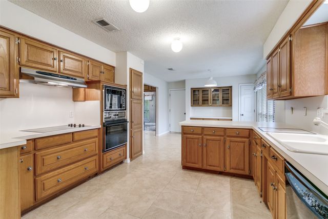 2818 N Creekwood Drive, Grapevine, TX 76051
