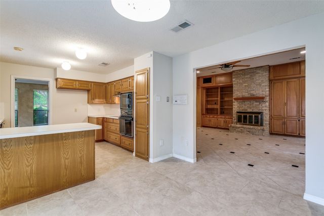 2818 N Creekwood Drive, Grapevine, TX 76051