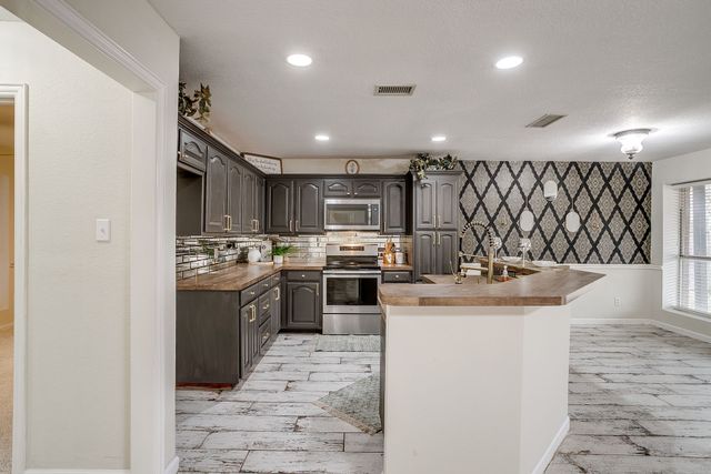 1105 Blackbird Court, Burleson, TX 76028