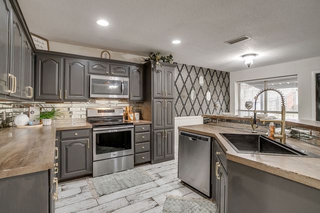 1105 Blackbird Court, Burleson, TX 76028