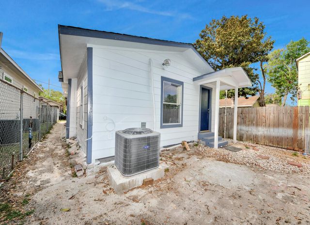 7045 Avenue E, Houston, TX 77011