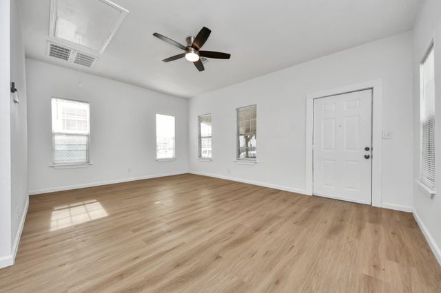 7045 Avenue E, Houston, TX 77011