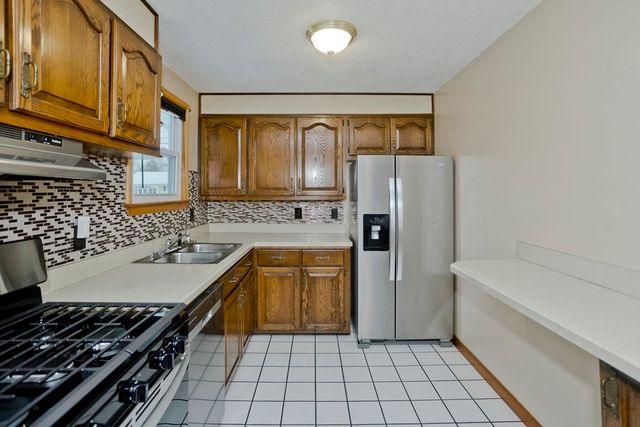 68 Hamilton St, Springfield, MA 01119