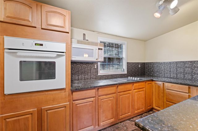 212 Thousand Oaks DR, Cedar Creek, TX 78612