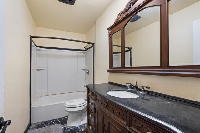 212 Thousand Oaks DR, Cedar Creek, TX 78612