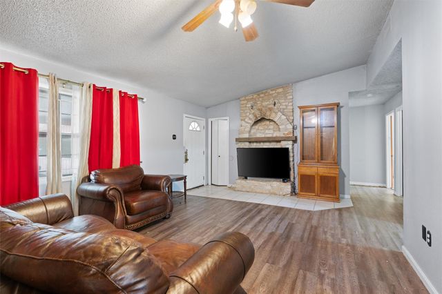 212 Thousand Oaks DR, Cedar Creek, TX 78612