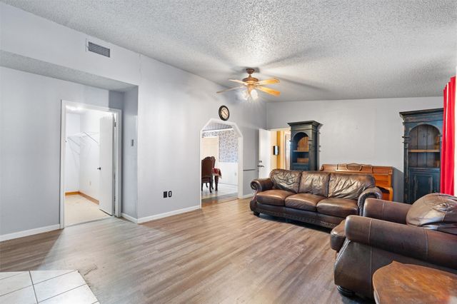 212 Thousand Oaks DR, Cedar Creek, TX 78612