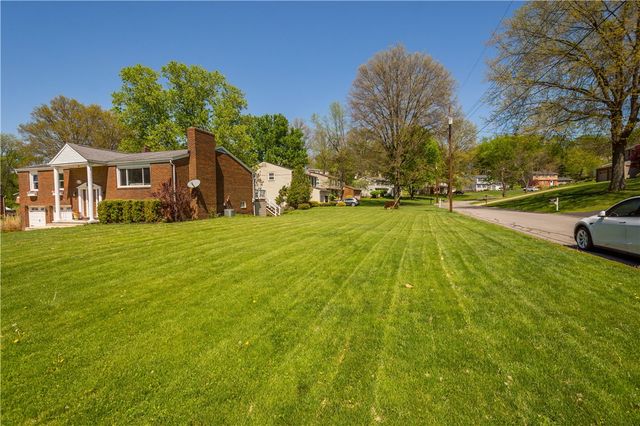 279 Carmell Dr, Upper St Clair, PA 15241