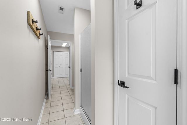 8714 Broadwood Ct, Louisville, KY 40291